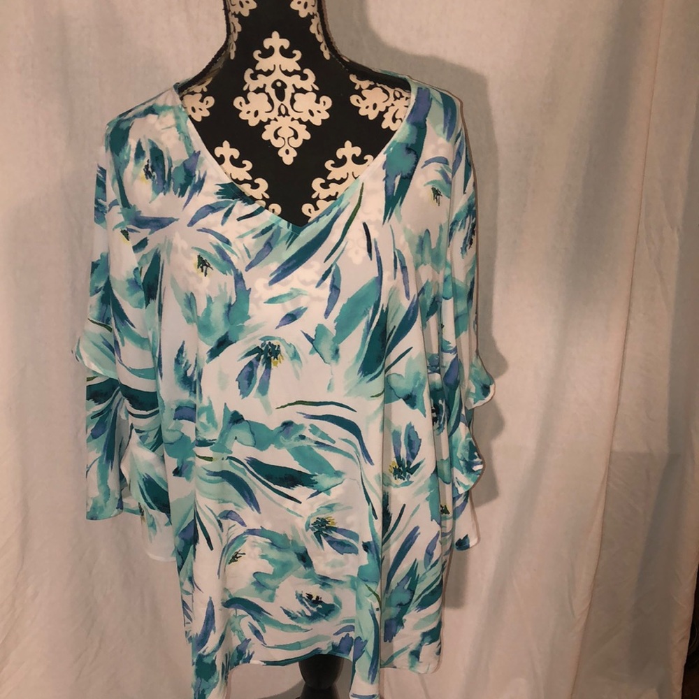 Catherine’s Black Label Flowy Top with Bell Sleeves🍁